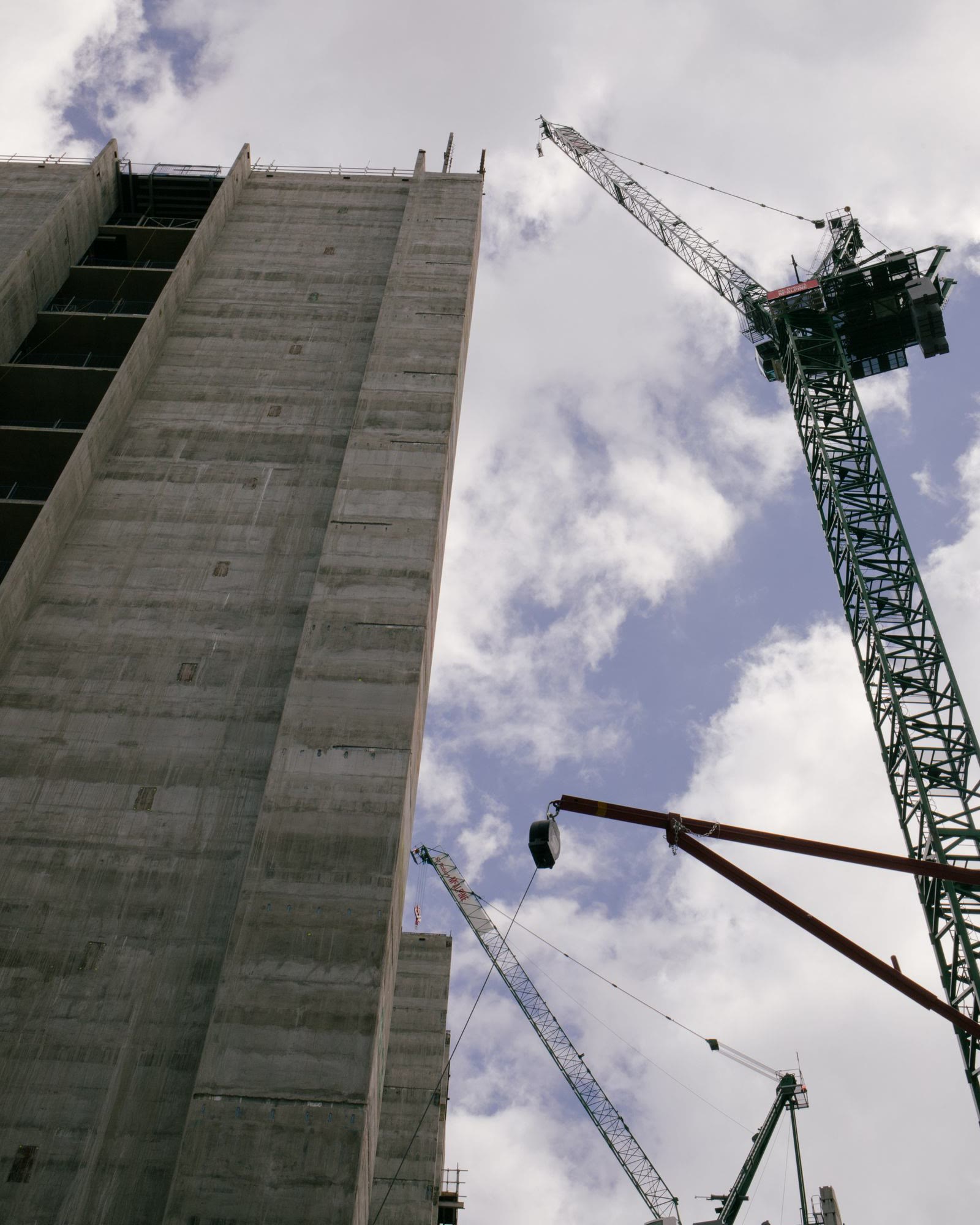 Chantier de gros œuvre, structure béton et grues à tour