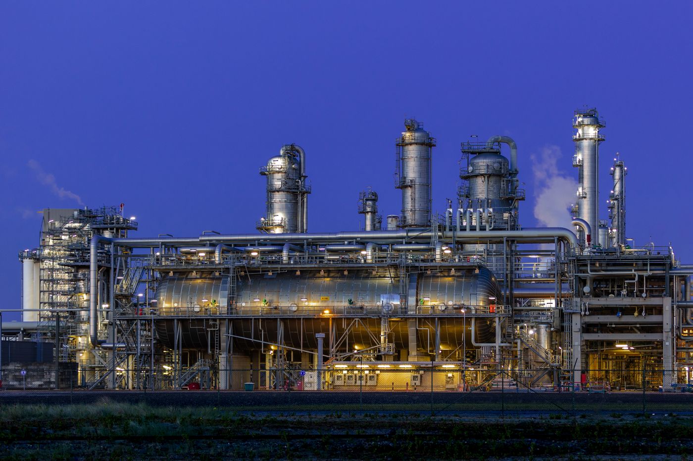 Site industriel éclairé à la tombée de la nuit
