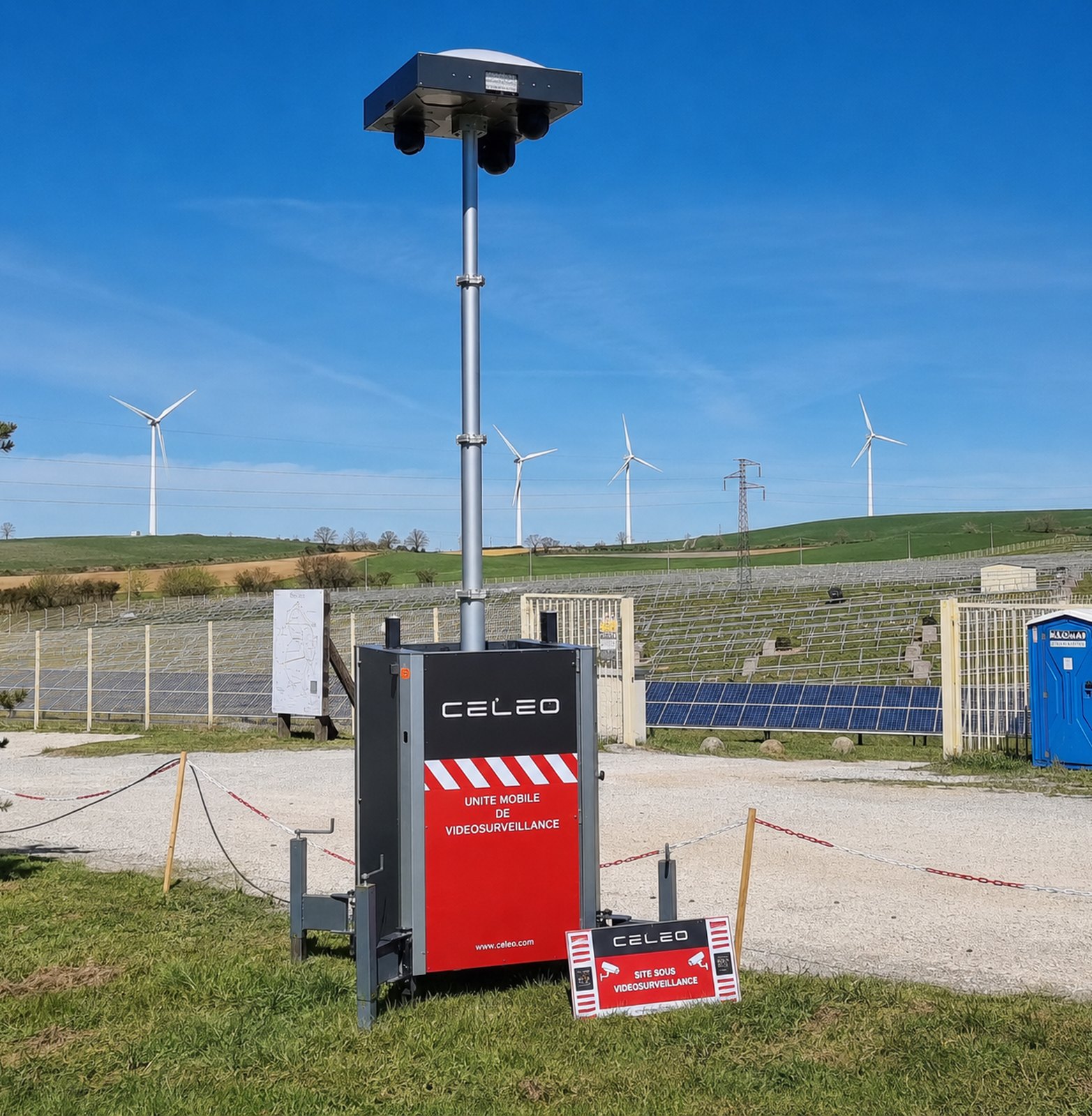 Tour de vidéosurveillance de chantier autonome déployée sur un site
