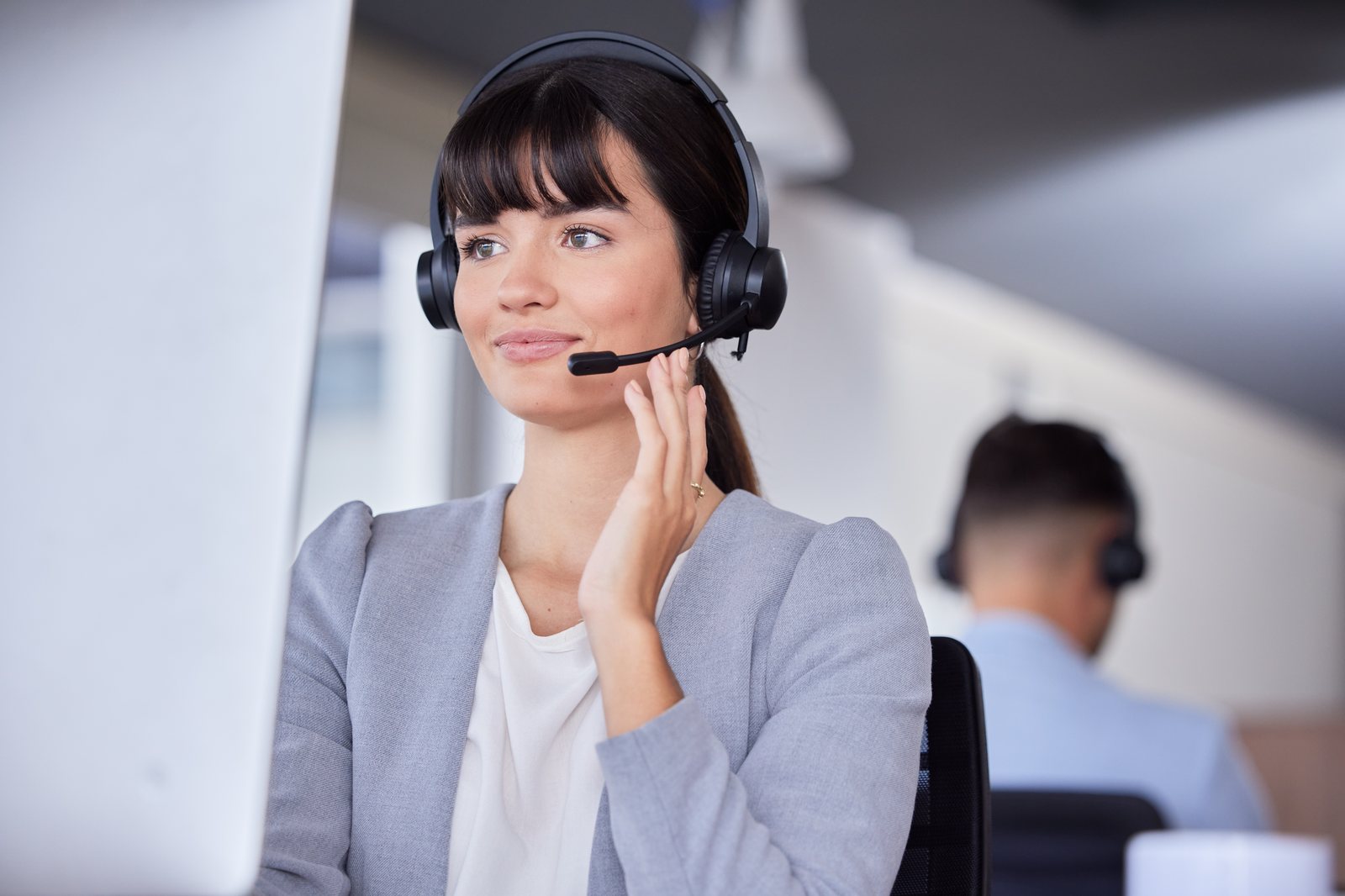 Conseillère CELEO au casque, souriante, prête à répondre à vos questions