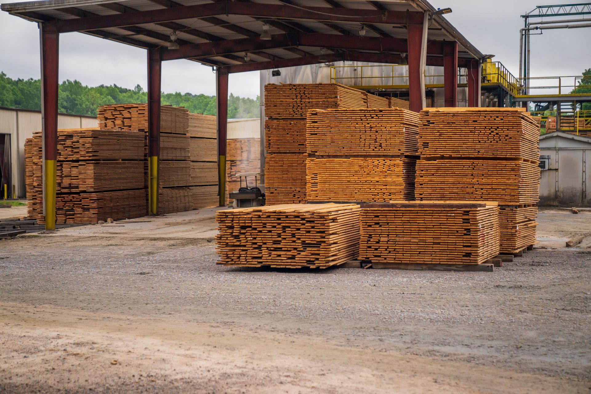 Dépôt de matériaux de construction à ciel ouvert, palettes et bois