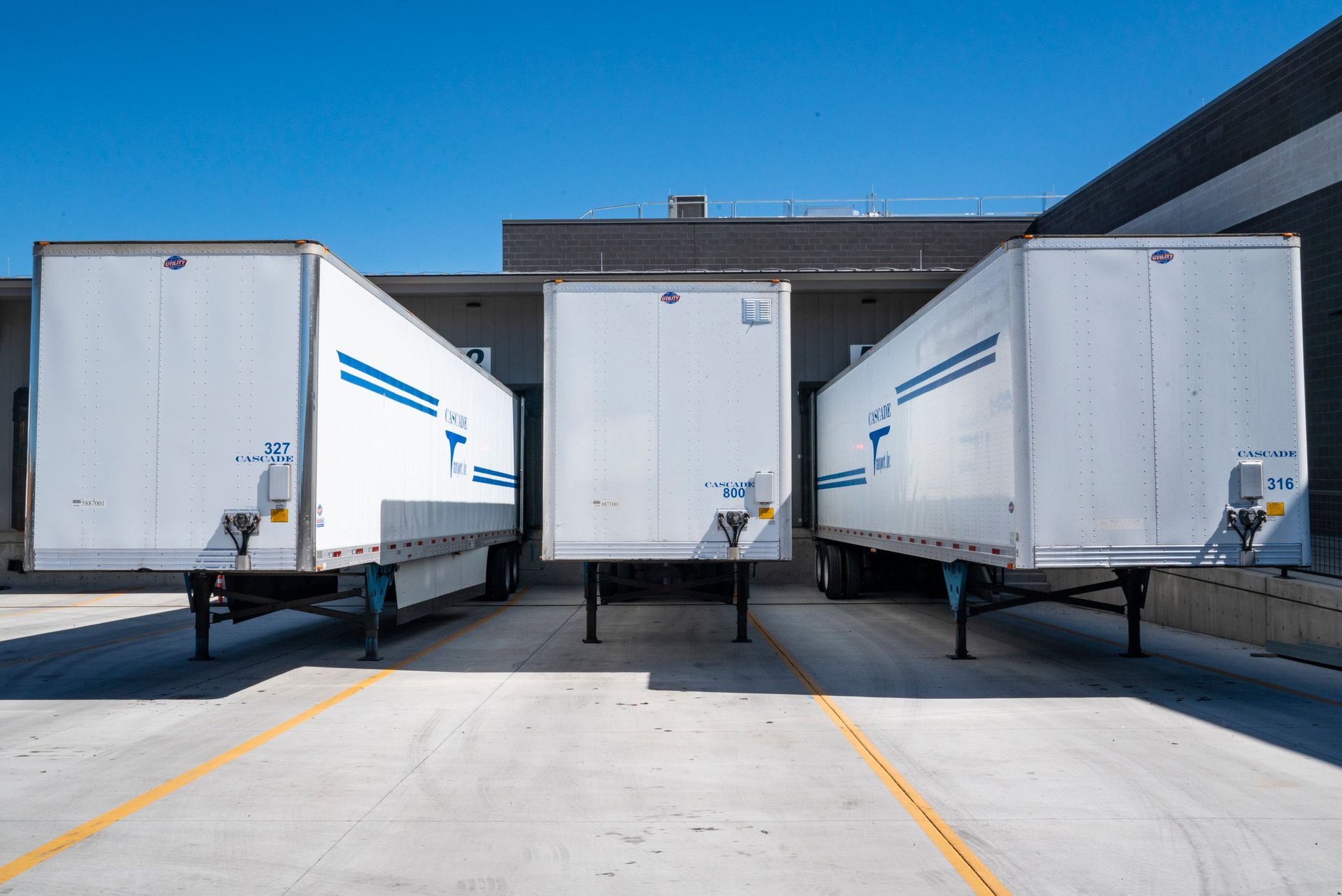 Plateforme logistique, remorques à quai de chargement
