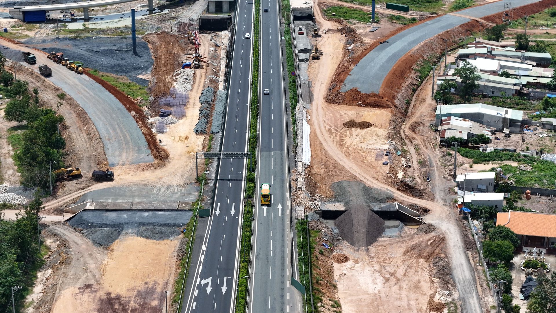 Vue aérienne d'une autoroute en travaux, chantier de travaux publics