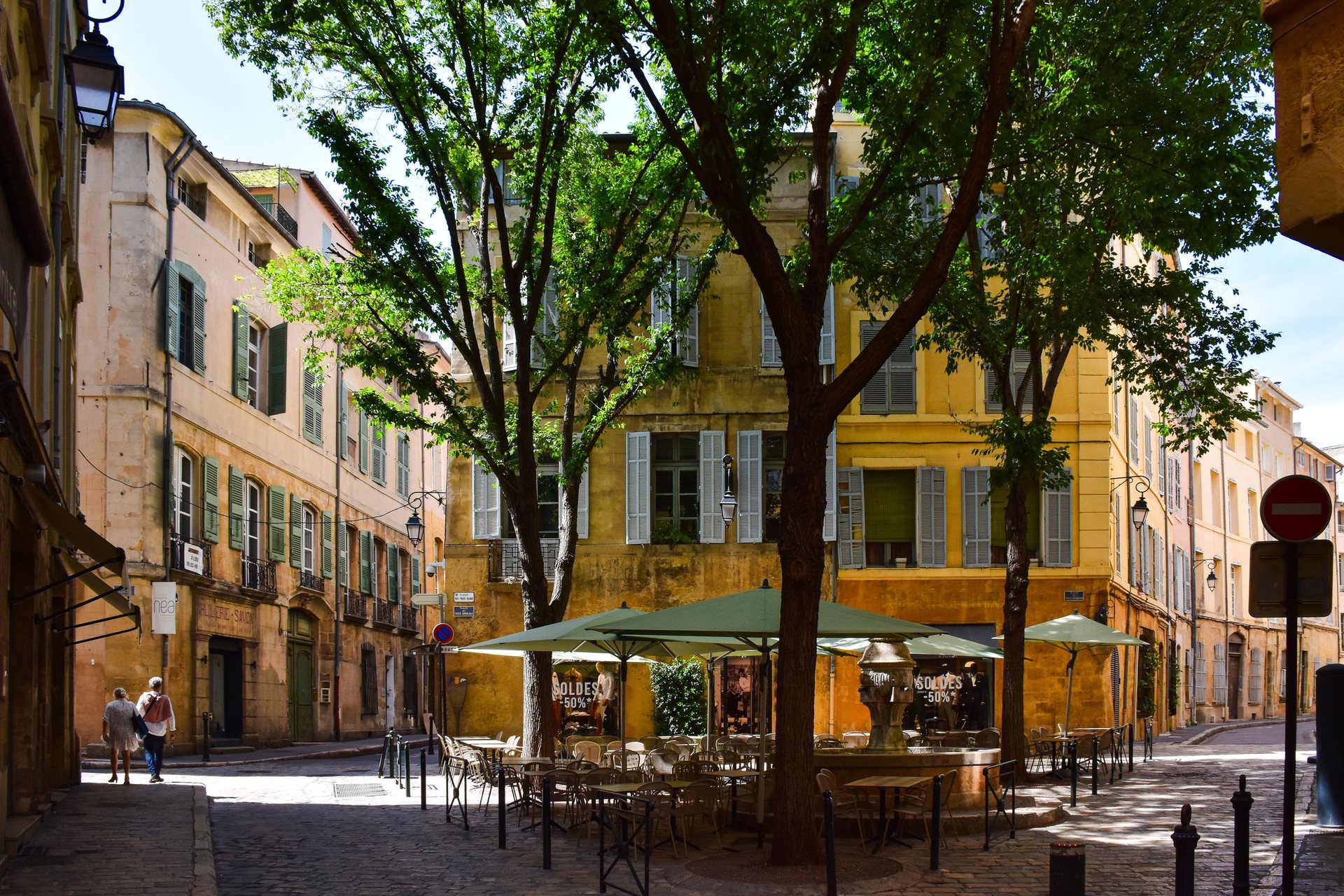 Vue d'Aix-en-Provence, place ombragée et façades du centre historique