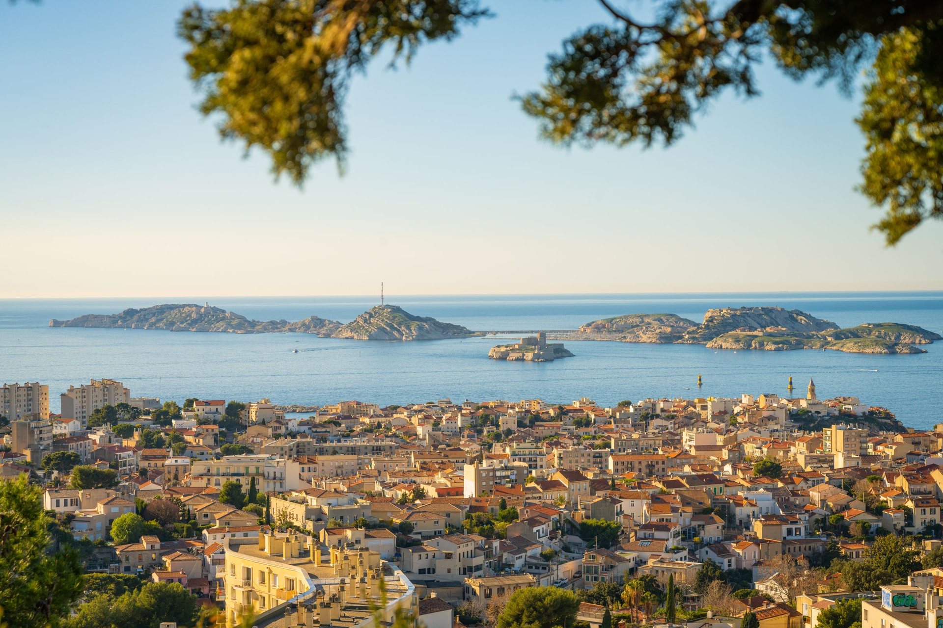 Vue de Marseille, panorama sur la rade et les îles du Frioul