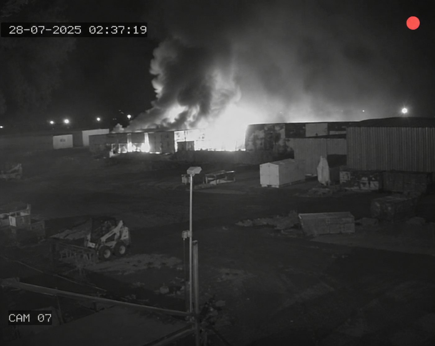 Image de vidéosurveillance de nuit&nbsp;: départ de feu sur un bâtiment de chantier