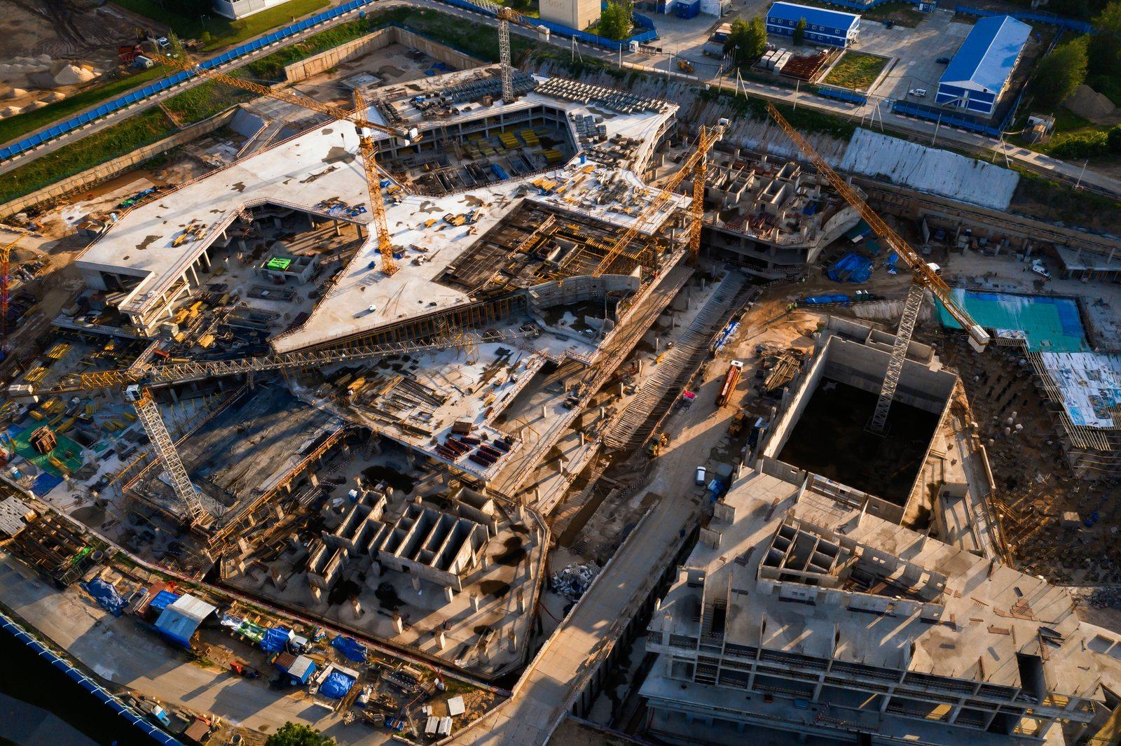 Chantier de construction vu de haut, engins et matériaux exposés