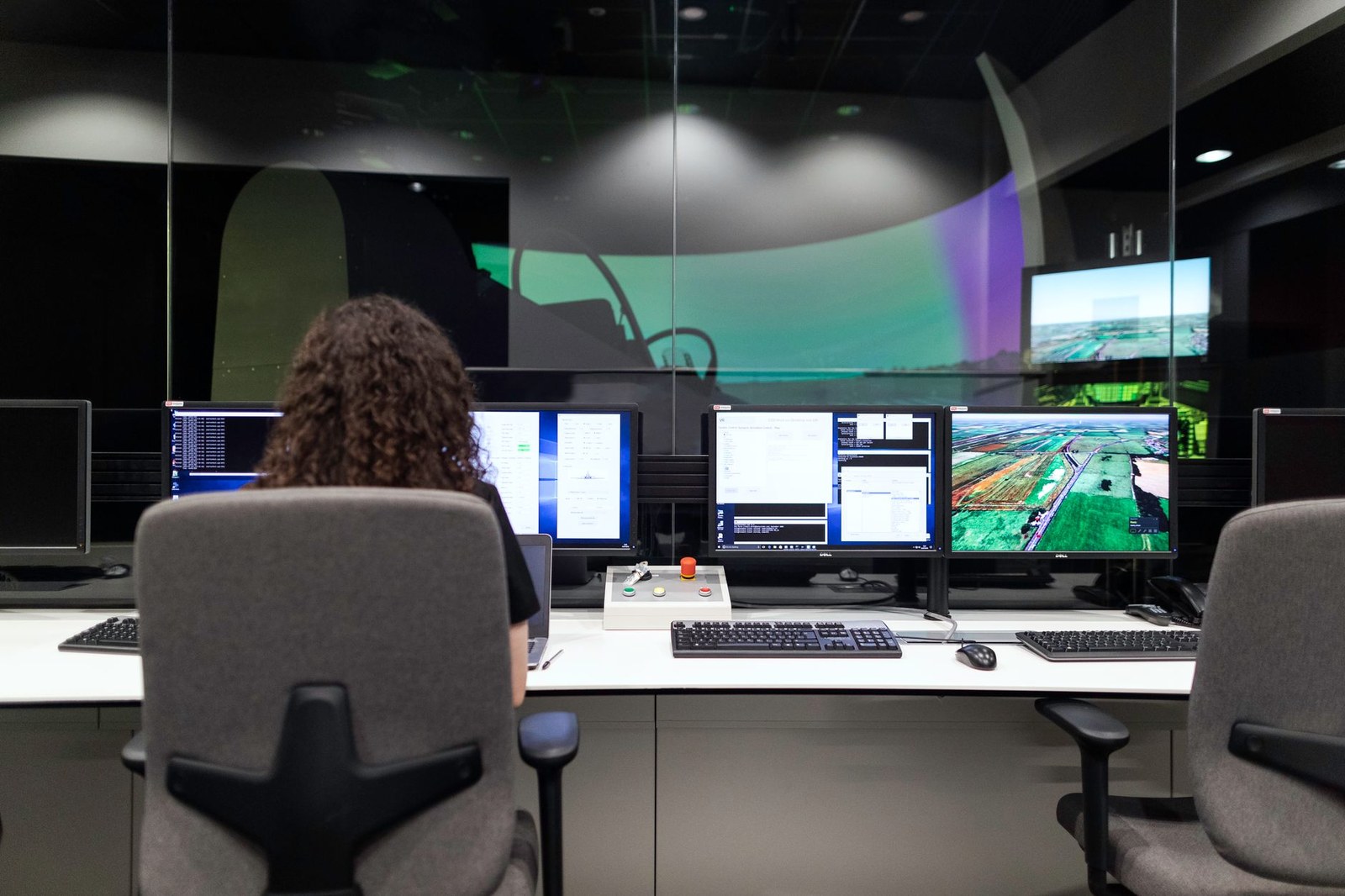 Opérateur de télésurveillance au casque, serein devant son poste