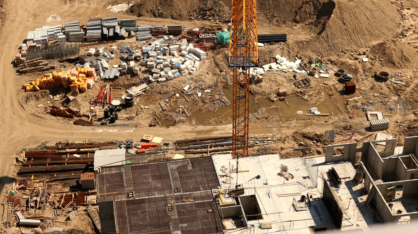 Immeuble en construction, grue et structure de gros œuvre