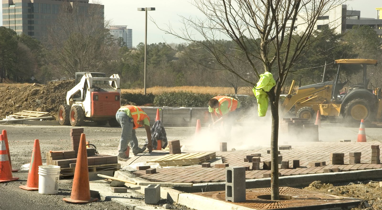 Travaux de voirie : pose de pavés en agglomération
