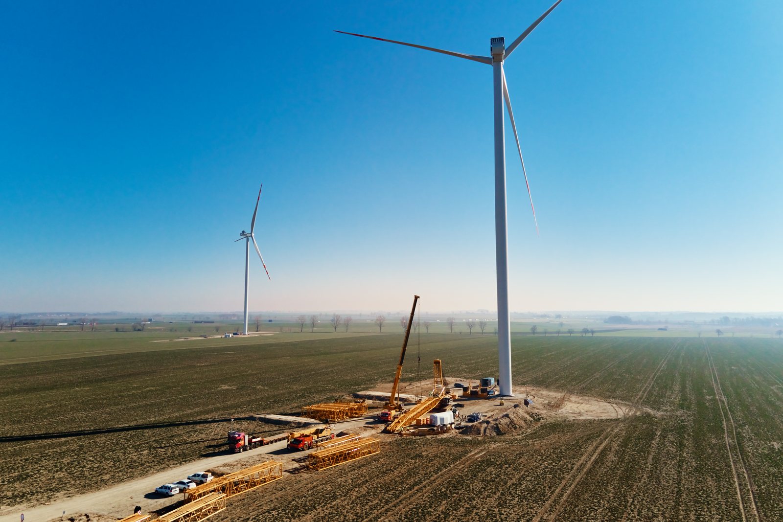 Chantier de construction au pied d'une éolienne