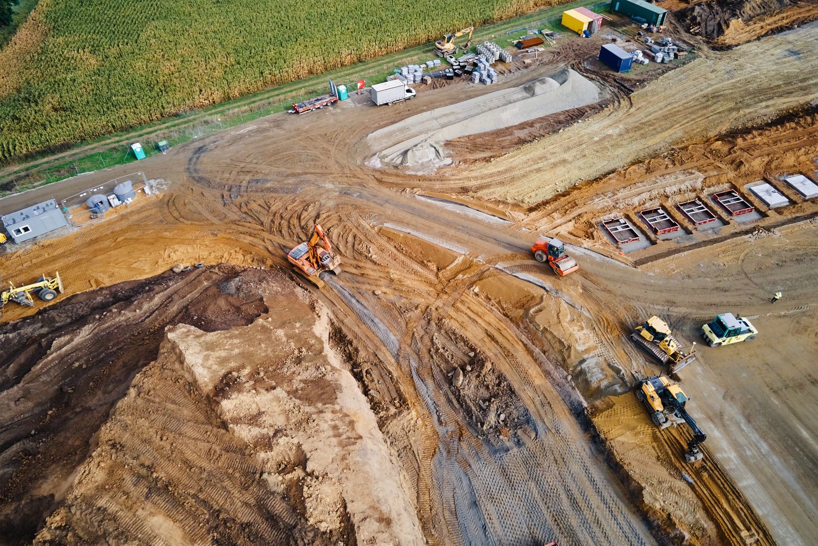 Vue aérienne d'un chantier de travaux publics avec engins