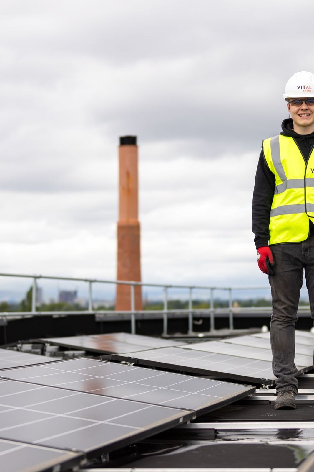 Technicien CELEO sur un parc photovoltaïque en toiture