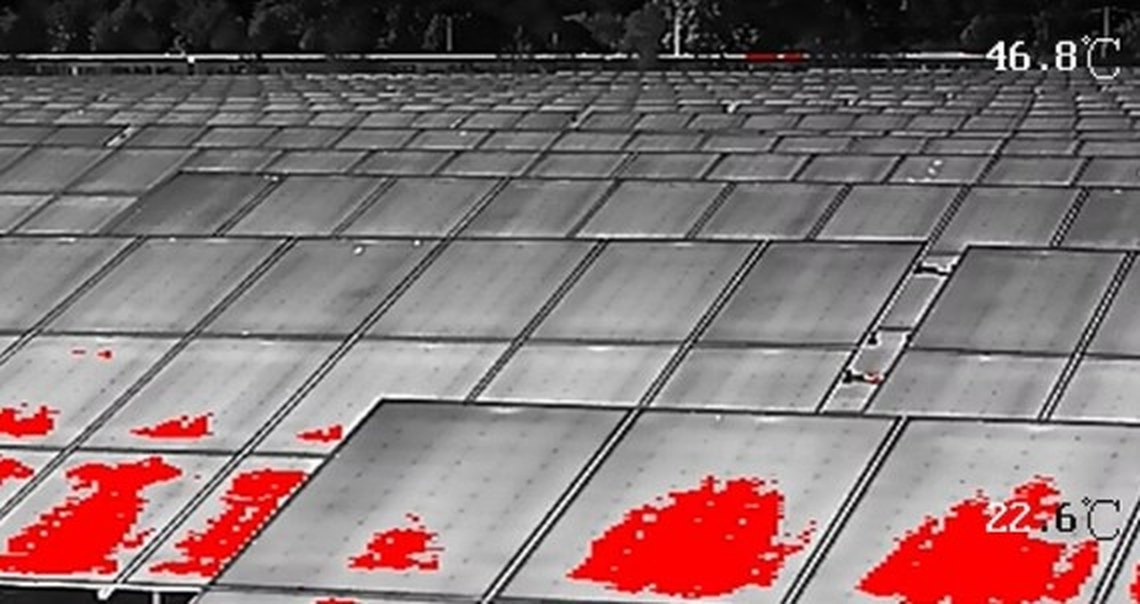 Vue thermique réelle d'une toiture photovoltaïque&nbsp;: les zones les plus chaudes ressortent en rouge